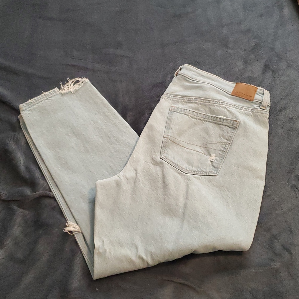 American Eagle AE Ripped Mom Jean Size 14 Short in Color Blue Mist